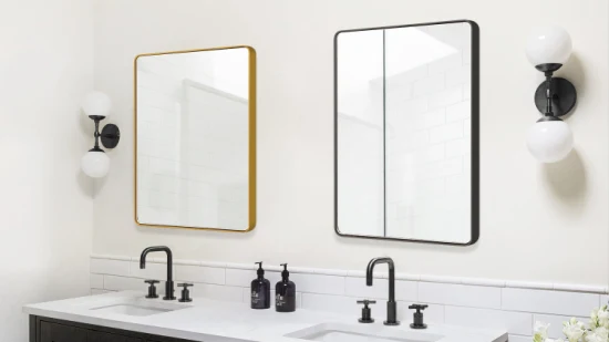 Прямоугольное зеркало для ванной в черной металлической раме.